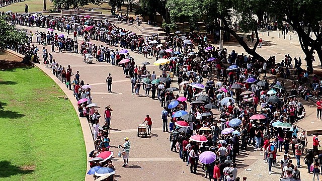 Multidão faz fila no Vale do Anhangabaú. no centro de São Paulo, para se candidatar a possíveis vagas de emprego - Vanessa Nicolav/BdF.